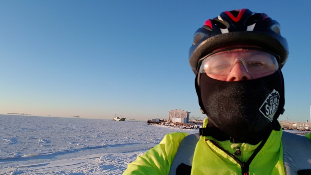 Talvipyöräilyssä on puolensa. 15 pakkasastetta on hyvä raja. Yleensä olen katunut, jos olen lähtenyt sitä kylmemmällä liikkeelle.