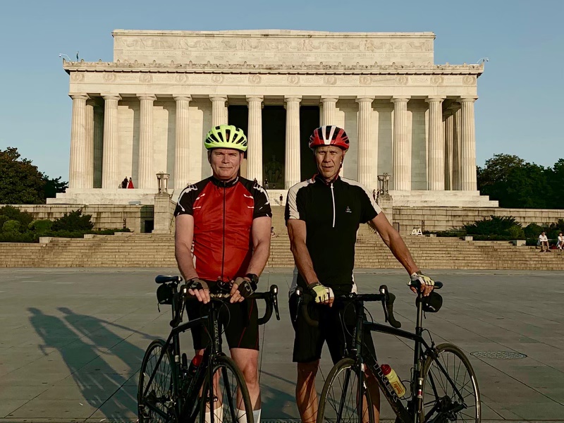 Pyöräilijät Lincoln memorial -muistomerkin edessä.