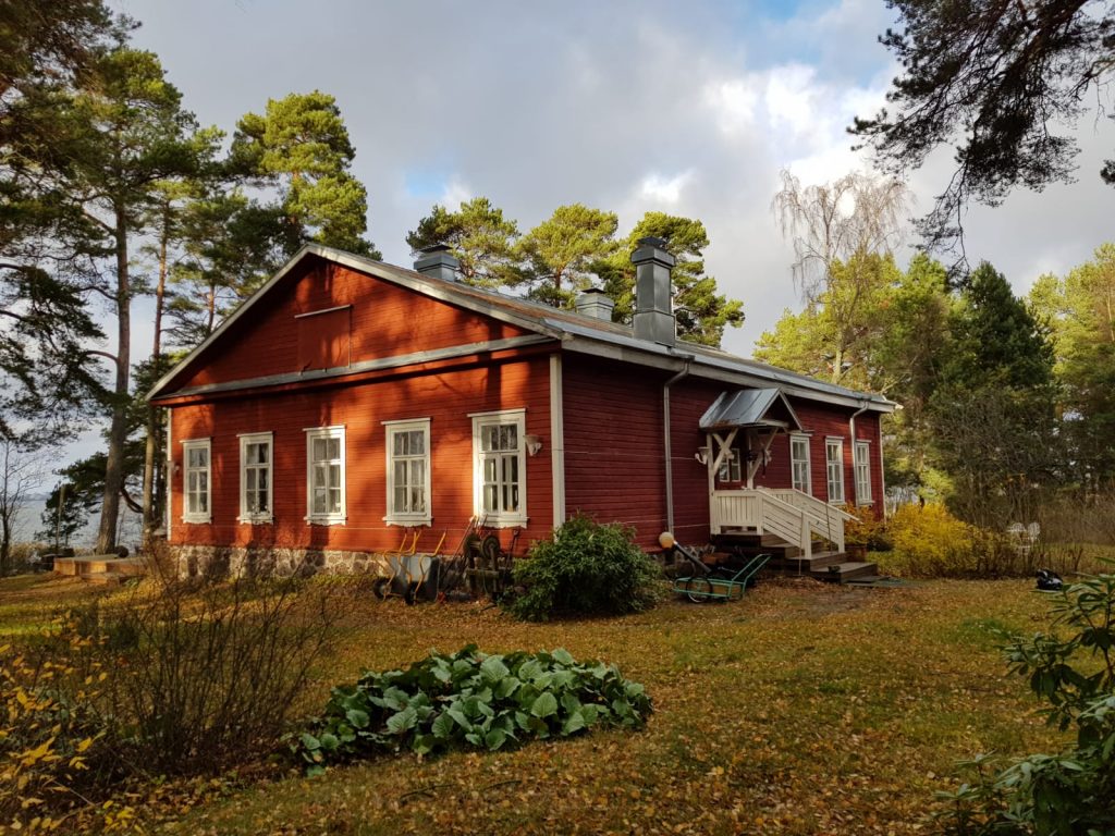 Punainen hirsitalo Melkin saaressa.