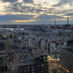 Kaupunki ylhäältä kuvattuna, takana auringonlasku