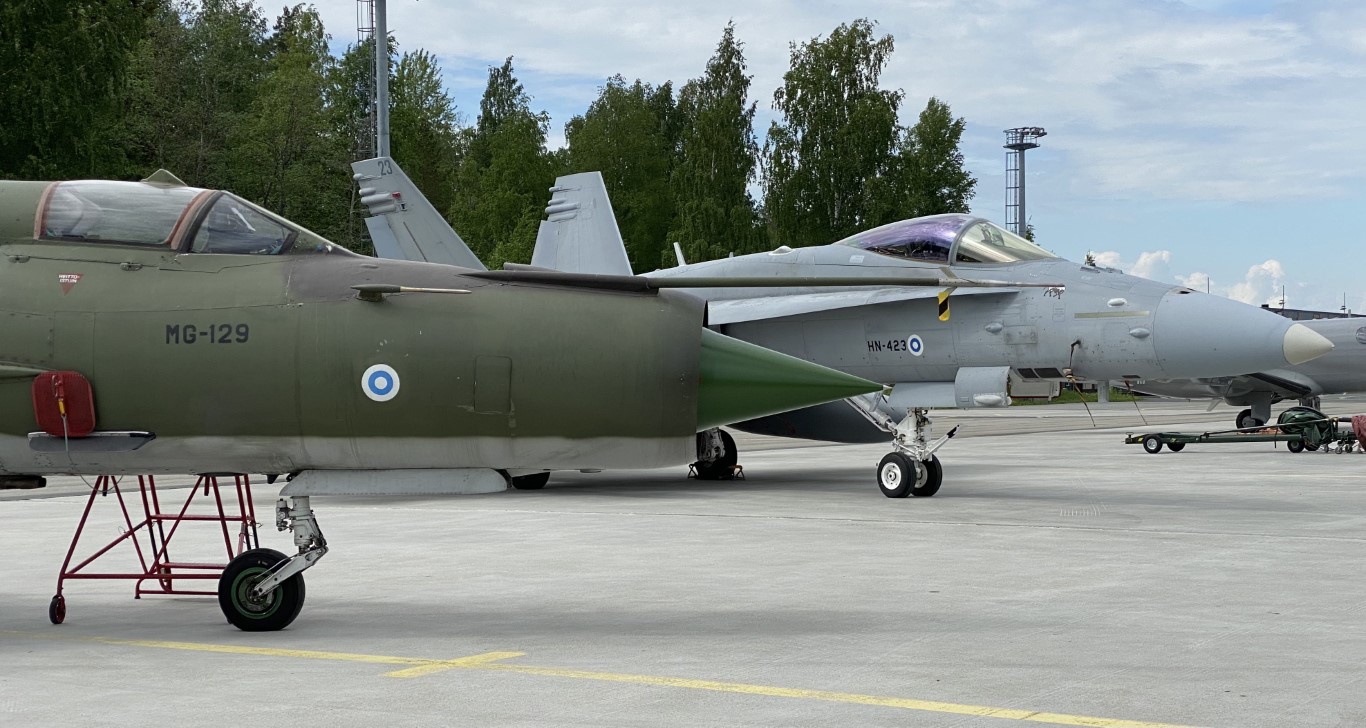 Etualalla MiG-21BIS -taustalla F/A-18C